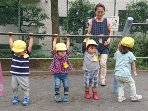1歳児クラス、外遊びで鉄棒