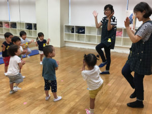 2歳児クラス、歌を歌いながら体を動かします
