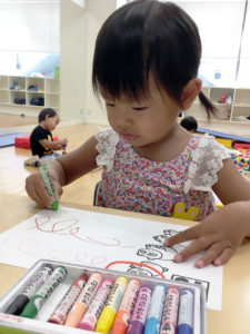 2歳児クラス、クレヨン線描き遊び