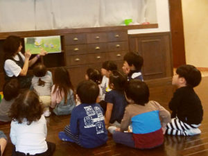 2歳児クラス、絵本の読み聞かせ