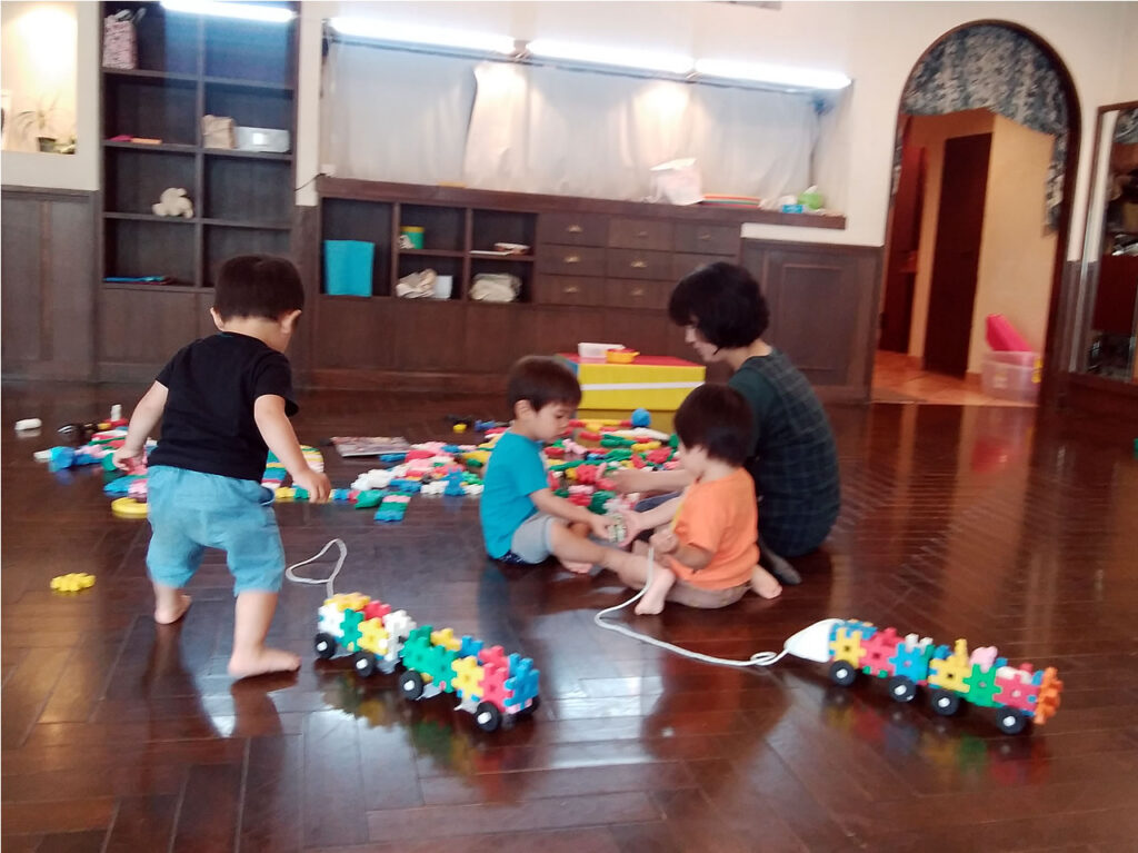 1歳児クラス、ブロックで作った電車を使って遊ぶ
